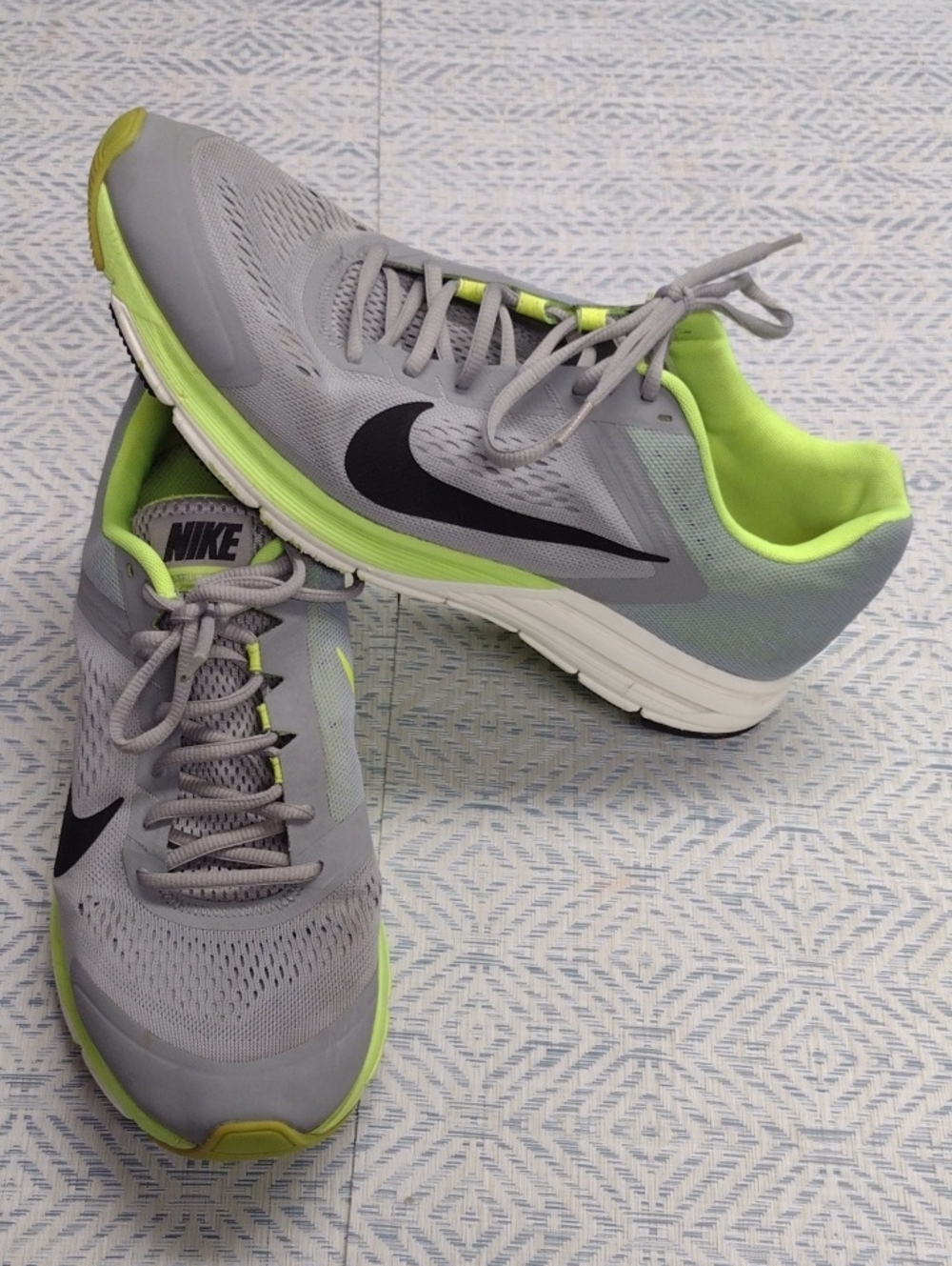 Nike Structure 17  Men’s Athletic Shoes - Gray with Lime Accent